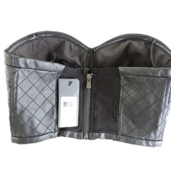 Leather-Look Bustier (XS) & Mid-Rise Shorts (0) se - Picture 3 of 9